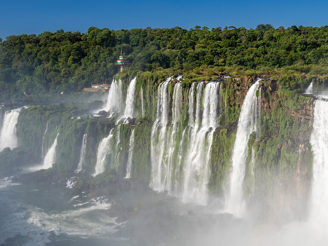 Blick auf die brasilianische Seite des Teufelsschlunds (Garganta del Diablo), Iguazu-Fälle, UNESCO-Welterbe, Provinz Misiones, Argentinien, Südamerika