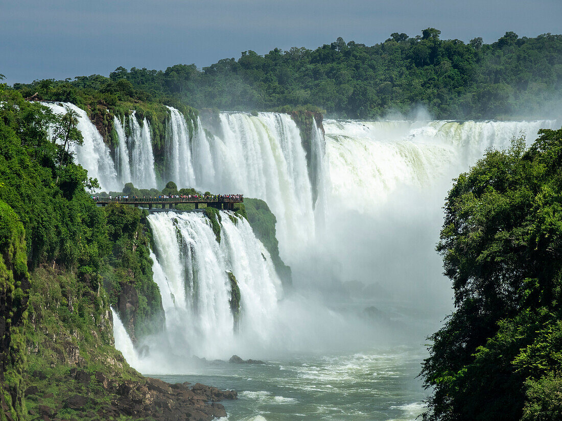 Ein Blick vom unteren Kreislauf der Iguazu-Fälle, UNESCO-Welterbe, Provinz Misiones, Argentinien, Südamerika