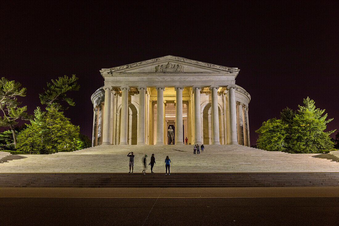 Nachtansicht des Thomas Jefferson Memorials, beleuchtet im West Potomac Park, Washington, D.C., Vereinigte Staaten von Amerika, Nordamerika