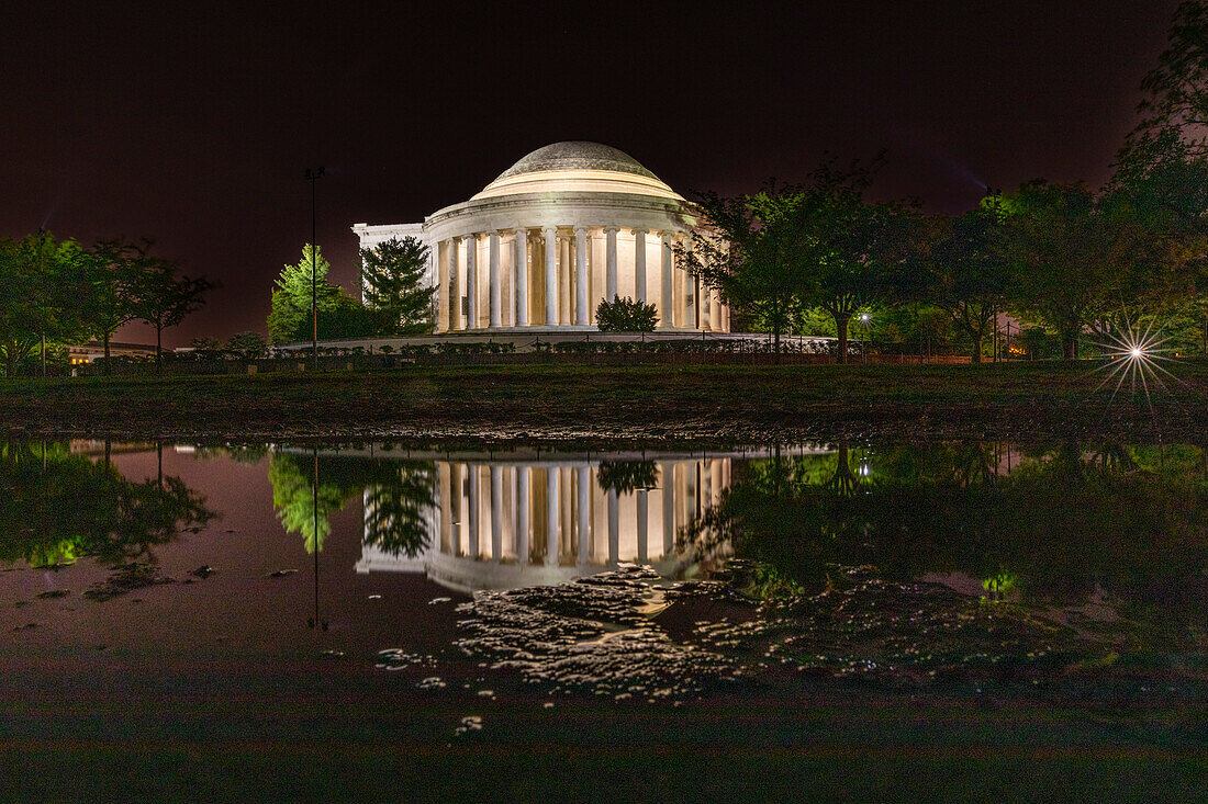 Nachtansicht des Thomas Jefferson Memorial, beleuchtet bei Nacht im West Potomac Park, Washington, D.C., Vereinigte Staaten von Amerika, Nordamerika