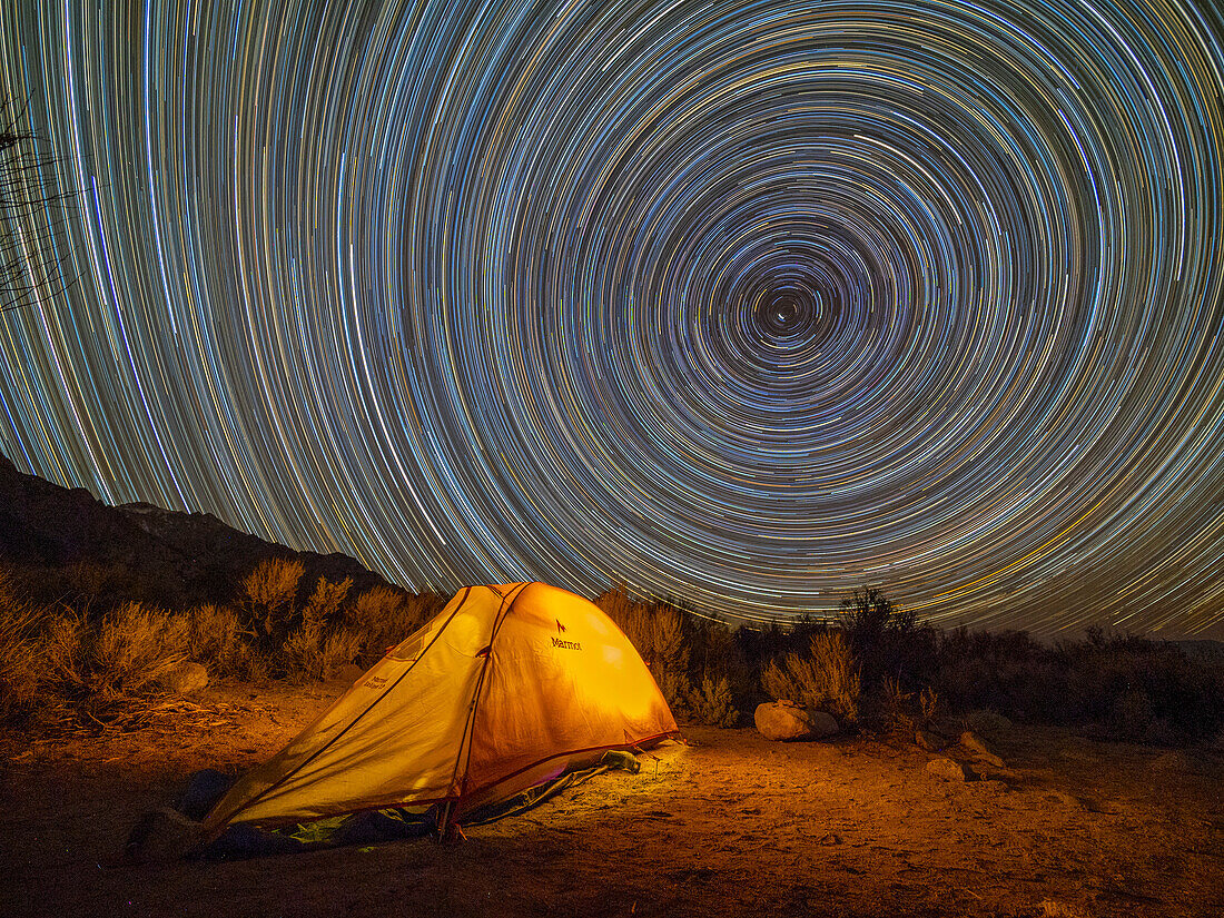 Nachtansicht eines aufgestellten Zeltes in der Alabama Hills National Scenic Area, und Sternenspuren, Kalifornien, Vereinigte Staaten von Amerika, Nordamerika