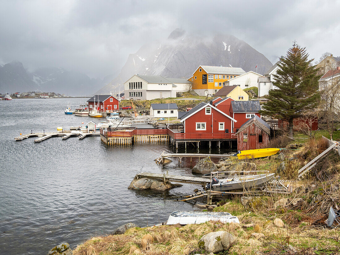 Ein Blick auf die Stadt Reine, ein Fischerdorf auf Moskenesoya in den Lofoten, Norwegen, Skandinavien, Europa