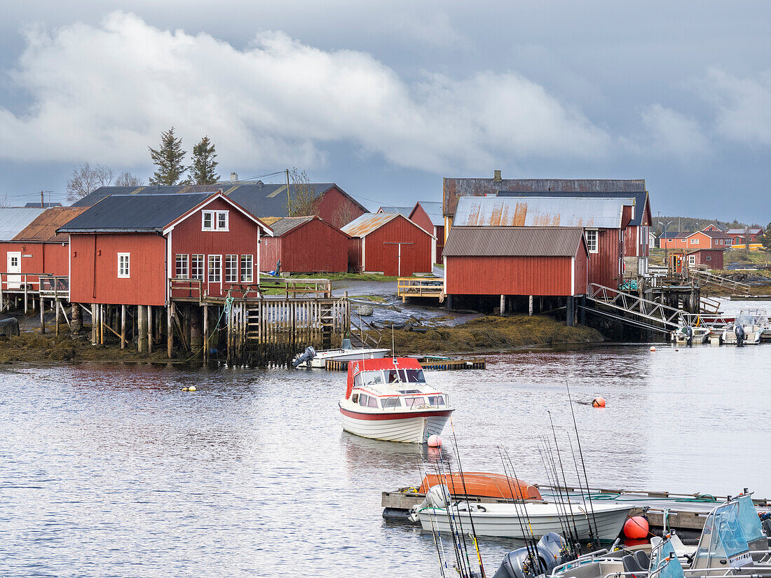 Ansicht des Hafens von Nes auf der Insel Vega, eine von etwa 6500 Inseln und Schären im Vega-Archipel, Norwegen, Skandinavien, Europa