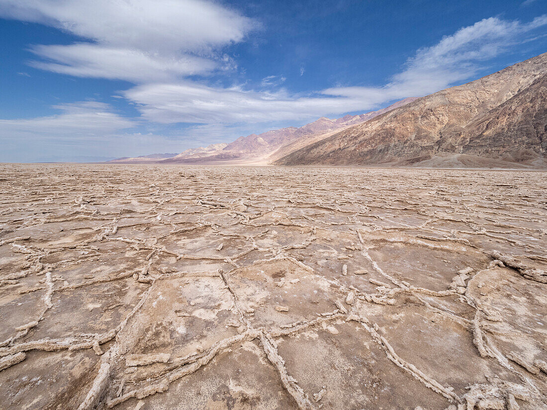 The Salt Flats of Badwater Basin, der tiefste Punkt Nordamerikas, Death Valley National Park, Kalifornien, Vereinigte Staaten von Amerika, Nordamerika