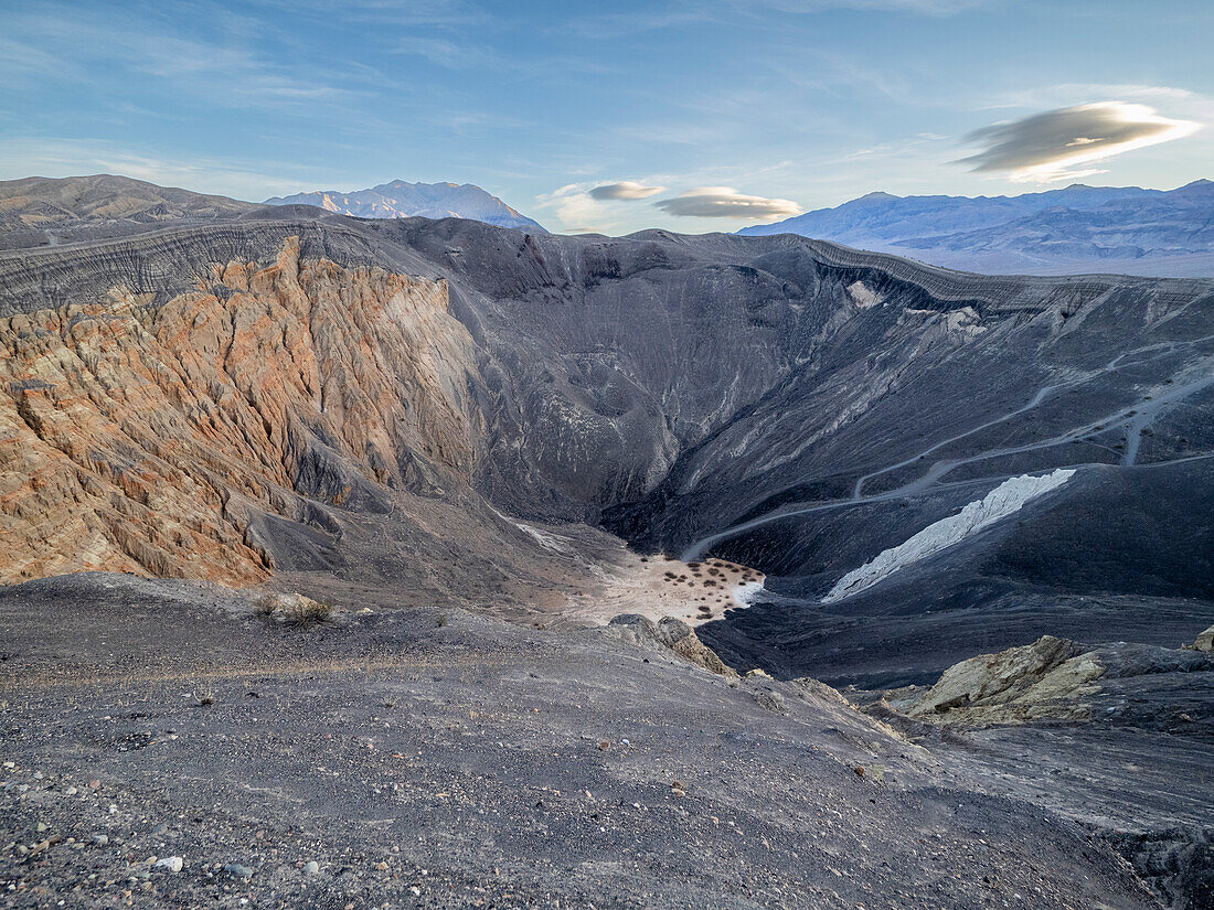Ubehebe-Krater, ein Vulkankrater mit einem Durchmesser von einer halben Meile und einer Tiefe von 600 Fuß, Death Valley National Park, Kalifornien, Vereinigte Staaten von Amerika, Nordamerika