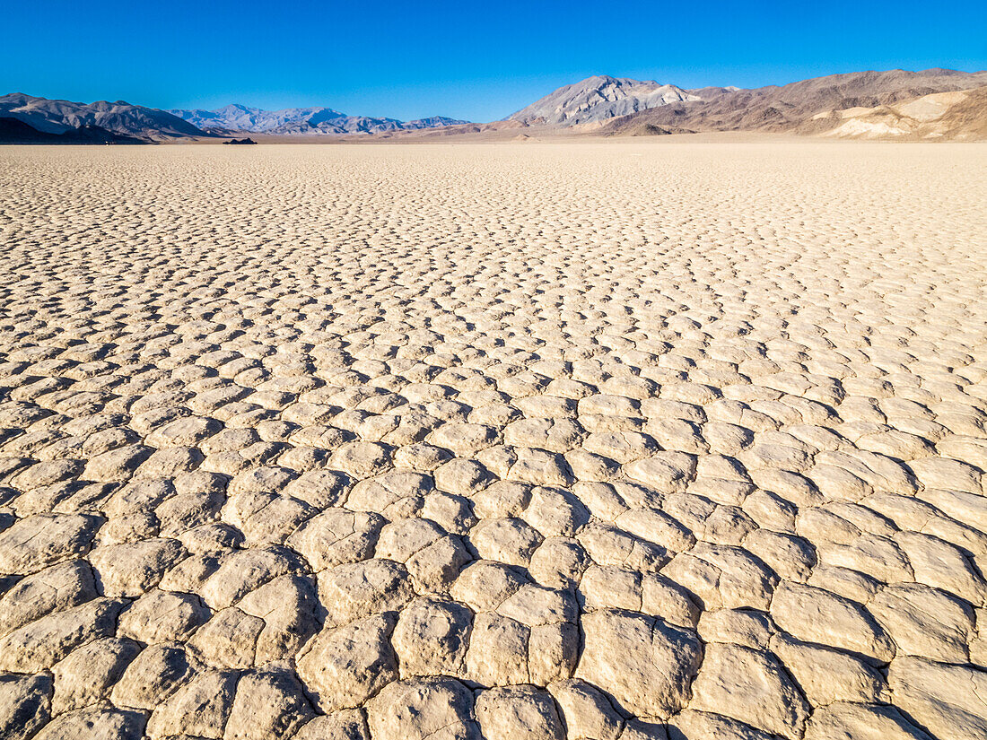 Die Racetrack, ein ausgetrocknetes Seebett, im Death Valley National Park, Kalifornien, Vereinigte Staaten von Amerika, Nordamerika