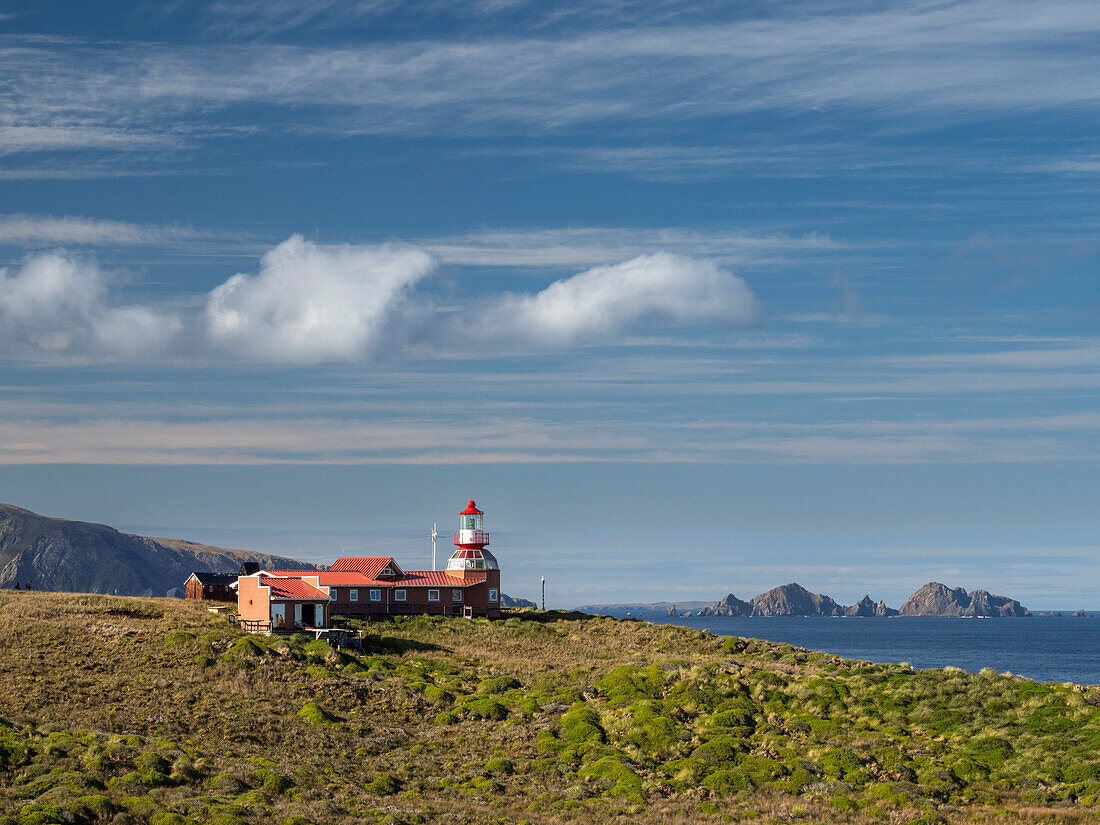Der Leuchtturm von Kap Hoorn und die kleine Kapelle am Kap Hoorn, Cabo de Hornos Nationalpark, Hornos Insel, Chile, Südamerika