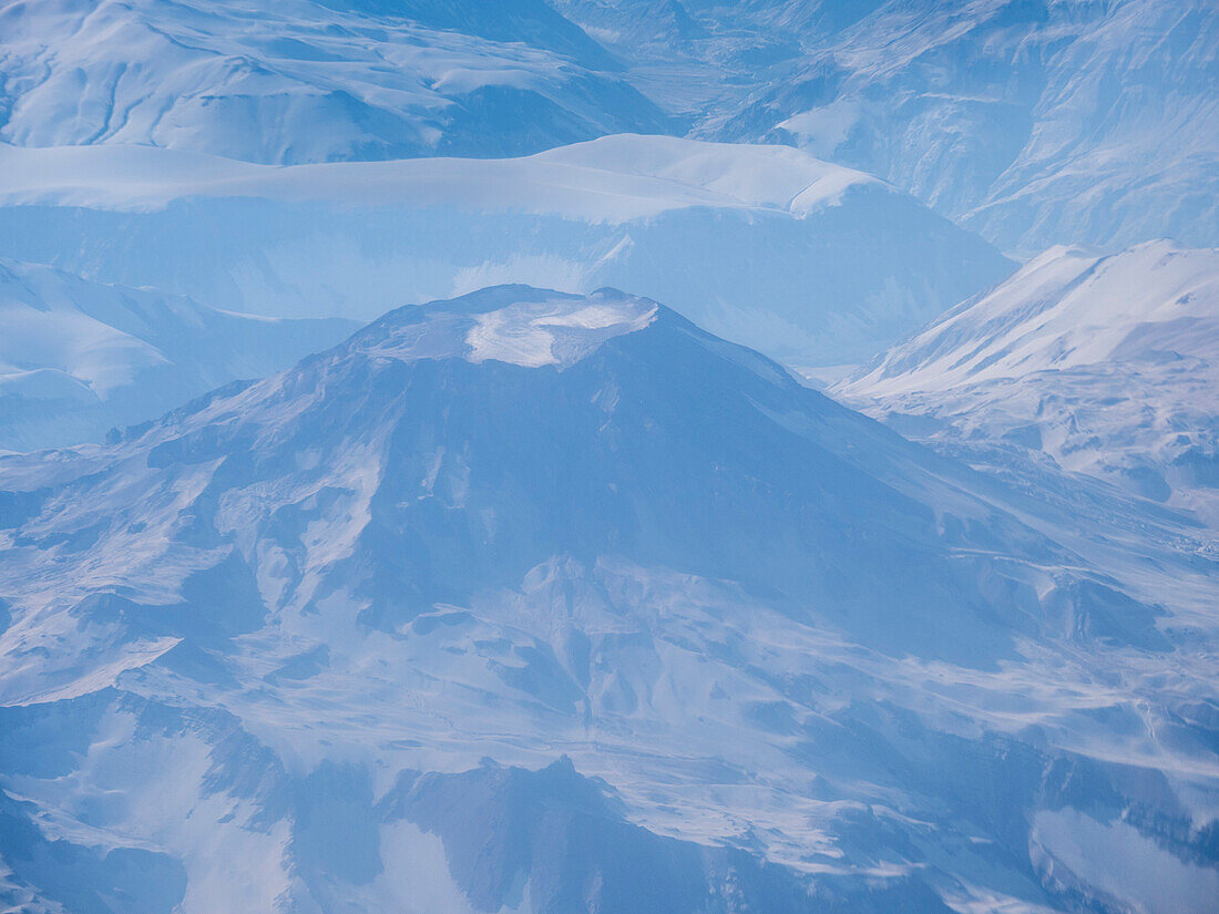 Blick auf das Andengebirge auf einem Linienflug von Santiago nach Ushuaia, Chile, Südamerika