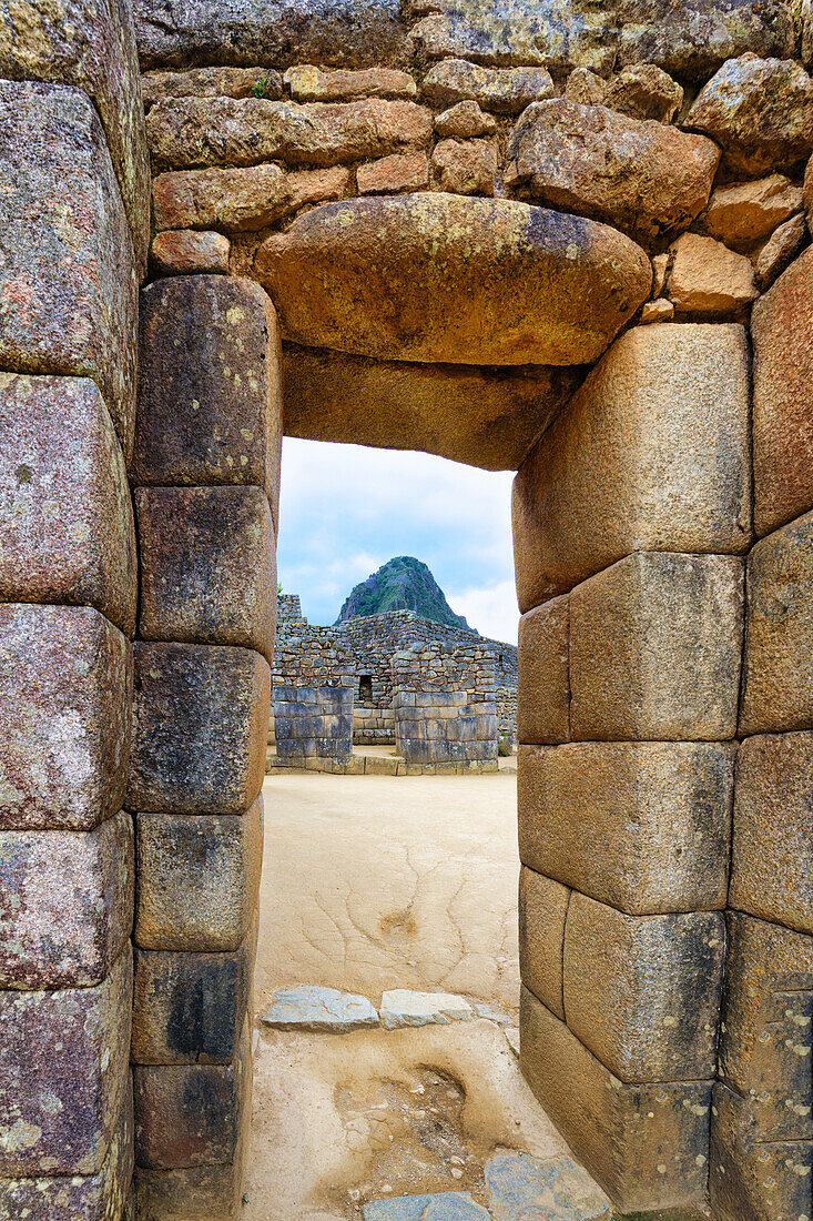 Machu Picchu, UNESCO-Welterbe, Tor in der Ruinenstadt der Inkas mit dem Berg Huayana Picchu, Andenkordillere, Provinz Urubamba, Cusco, Peru, Südamerika