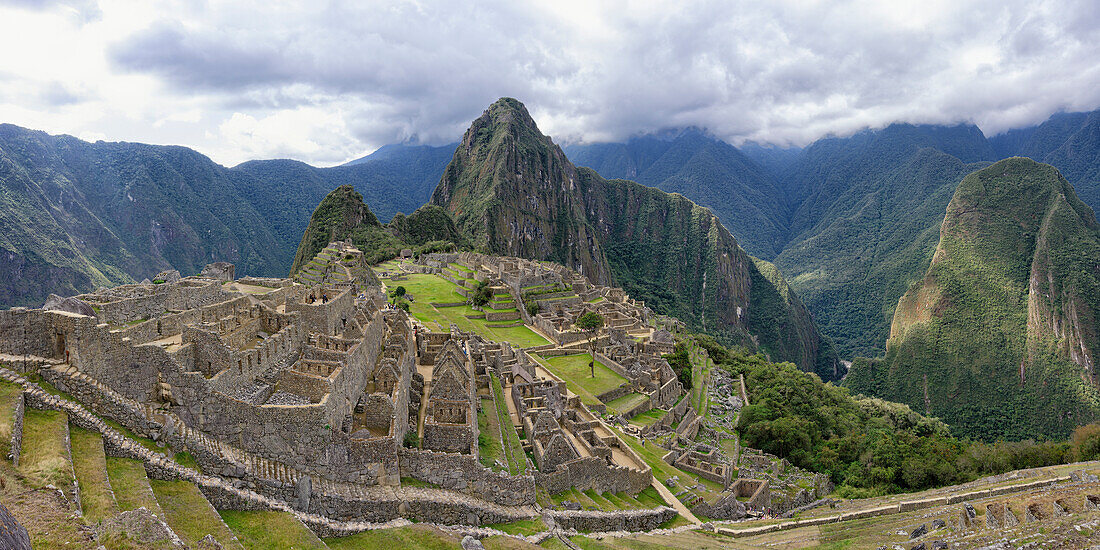 Machu Picchu, UNESCO-Weltkulturerbe, Ruinenstadt der Inkas mit dem Berg Huayana Picchu, Andenkordillere, Provinz Urubamba, Cusco, Peru, Südamerika