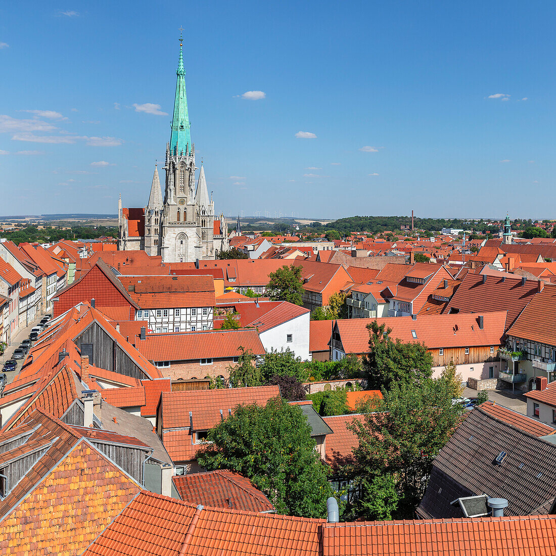 Blick vom Rabenturm über die Altstadt zur Stadtkirche St. Marien, Mühlhausen, Thüringen, Deutschland, Europa