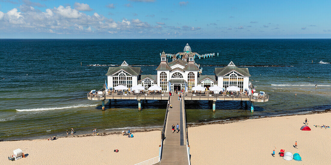 Seebrücke und Strandkörbe am Strand von Sellin, Insel Rügen, Ostsee, Mecklenburg-Vorpommern, Deutschland, Europa