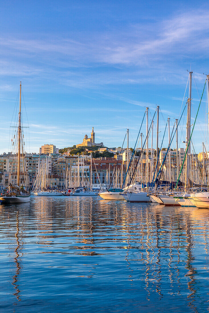 Hafen von Marseille und Notre-Dame de la Garde bei Sonnenaufgang, Marseille, Bouches-du-Rhone, Provence-Alpes-Cote d'Azur, Frankreich, Westeuropa