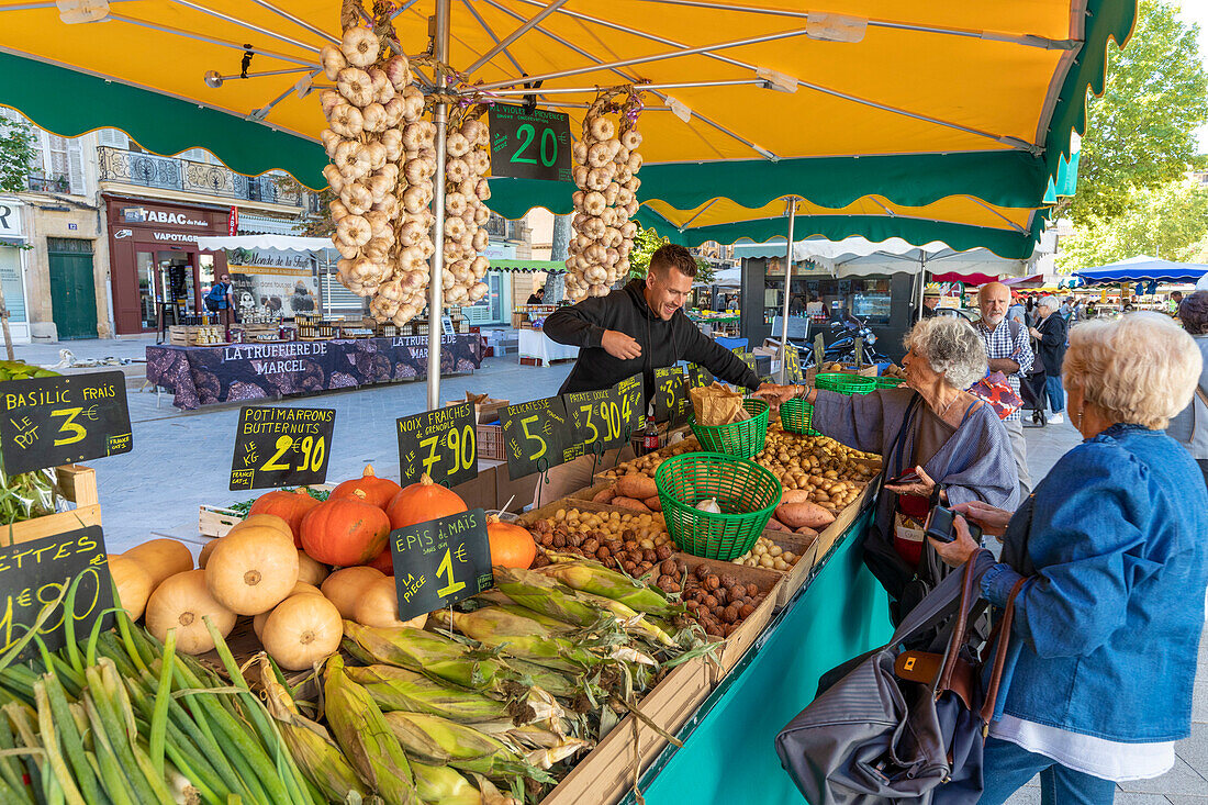 Market at Aix-en-Provence, Bouches-du-Rhone, Provence-Alpes-Cote d'Azur, France, Western Europe