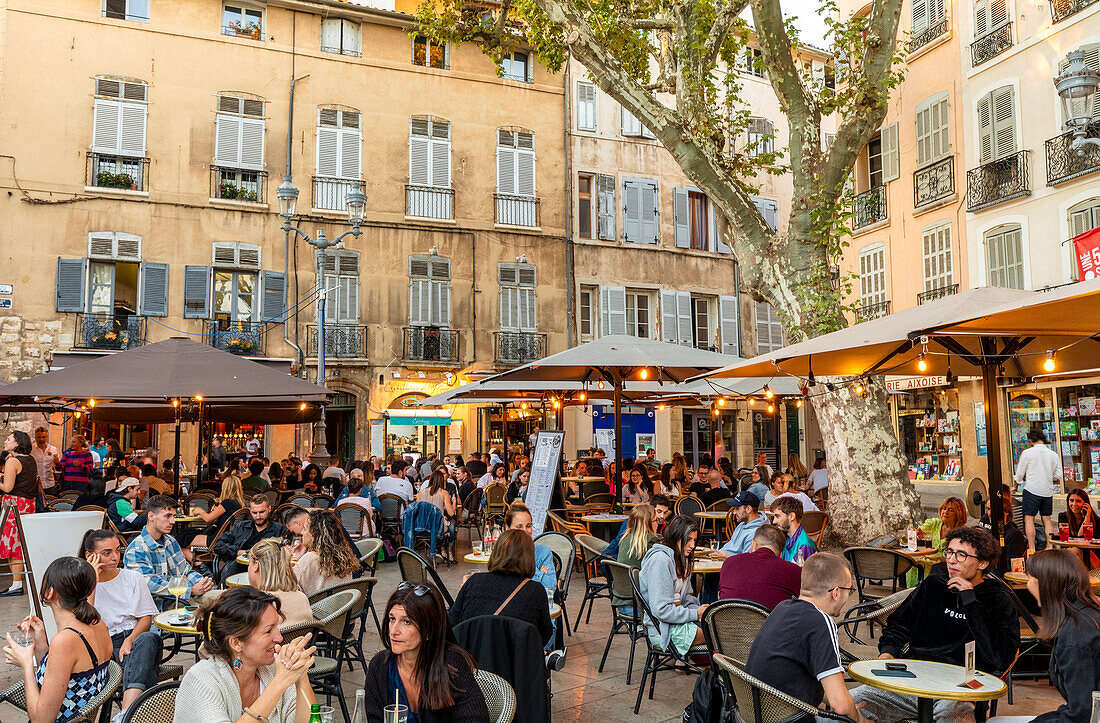 Menschen essen und trinken in einem Straßencafé, Aix-en-Provence, Bouches-du-Rhone, Provence-Alpes-Cote d'Azur, Frankreich, Westeuropa