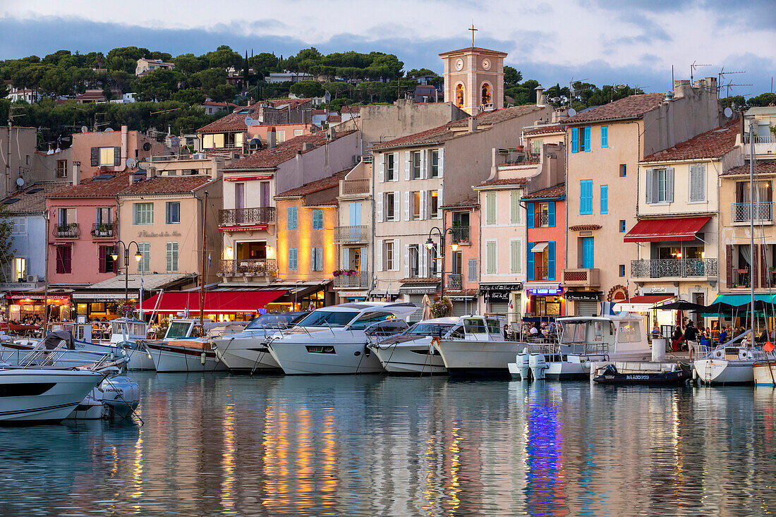 Der Hafen von Cassis in der Abenddämmerung, Cassis, Bouches du Rhone, Provence-Alpes-Côte d'Azur, Frankreich, Westeuropa