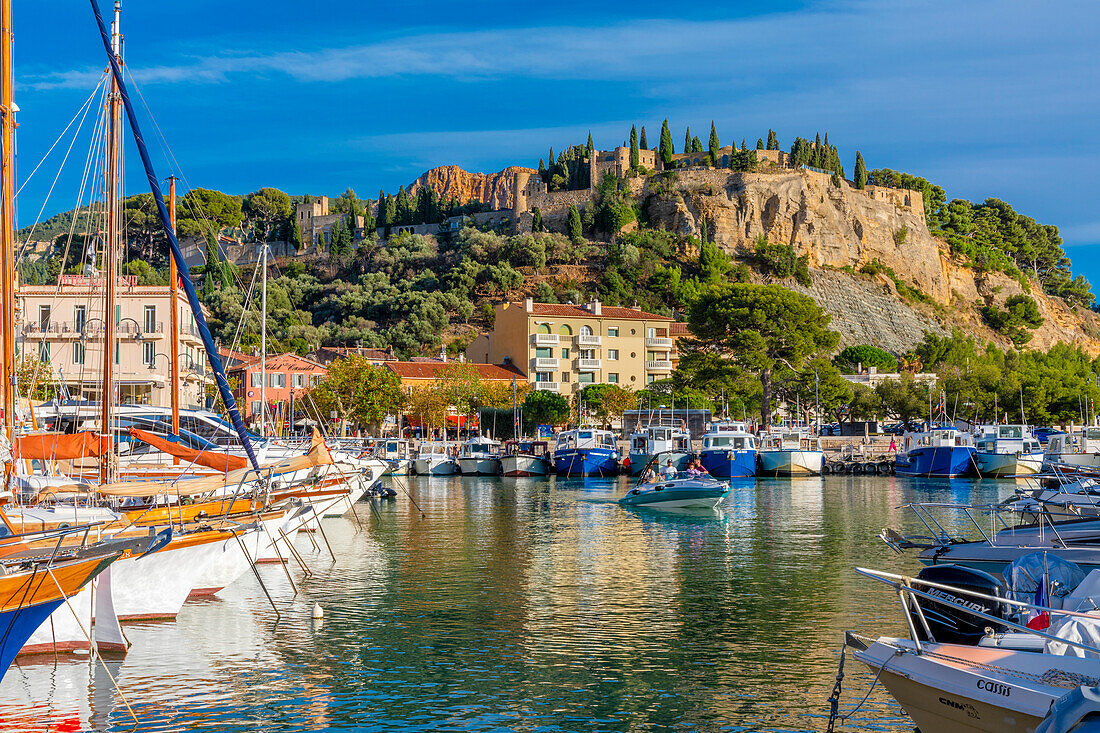 Der Hafen von Cassis, Cassis, Bouches du Rhone, Provence-Alpes-Côte d'Azur, Frankreich, Westeuropa