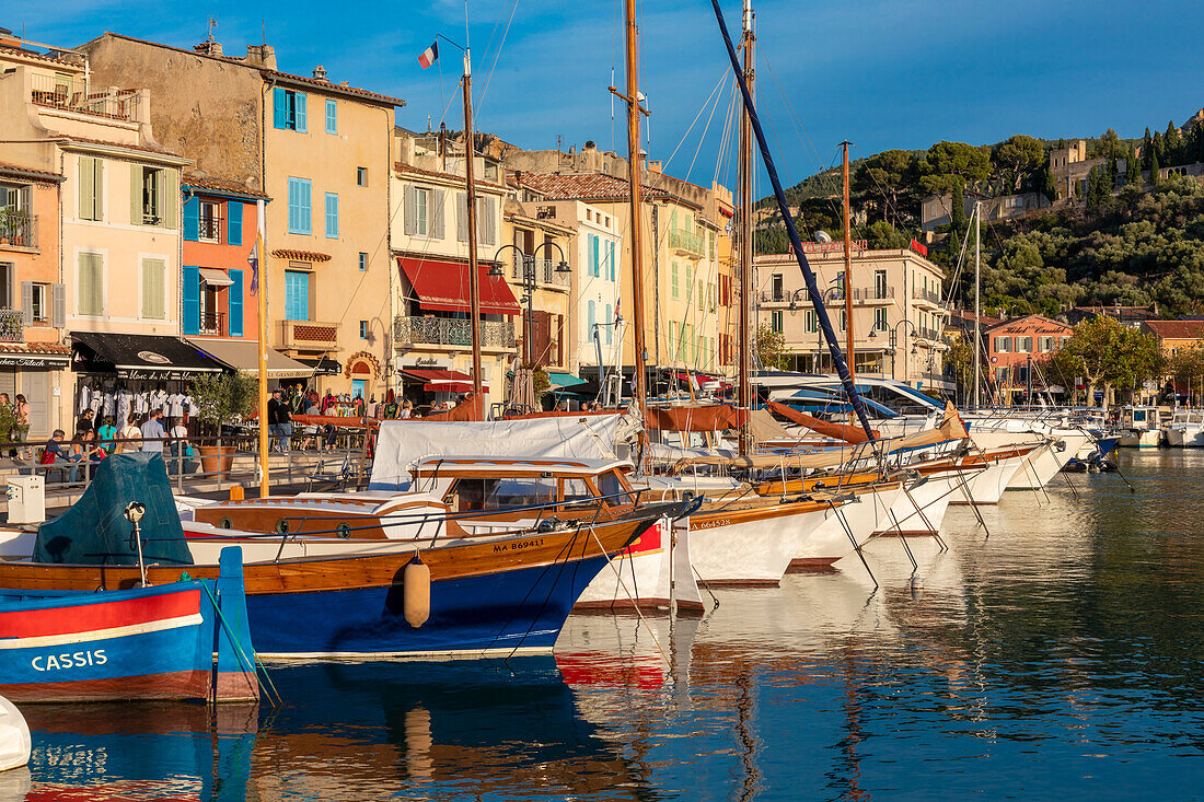 Der Hafen von Cassis, Cassis, Bouches du Rhone, Provence-Alpes-Cote d'Azur, Frankreich, Westeuropa