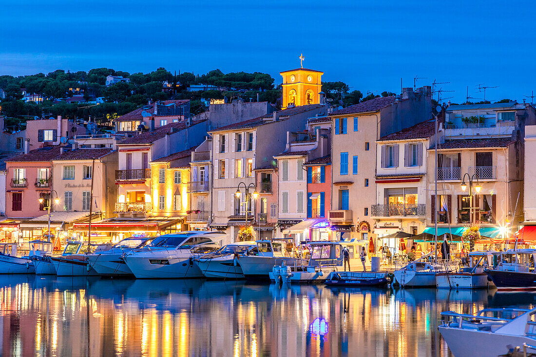 Der Hafen von Cassis in der Abenddämmerung, Cassis, Bouches du Rhone, Provence-Alpes-Cote d'Azur, Frankreich, Westeuropa