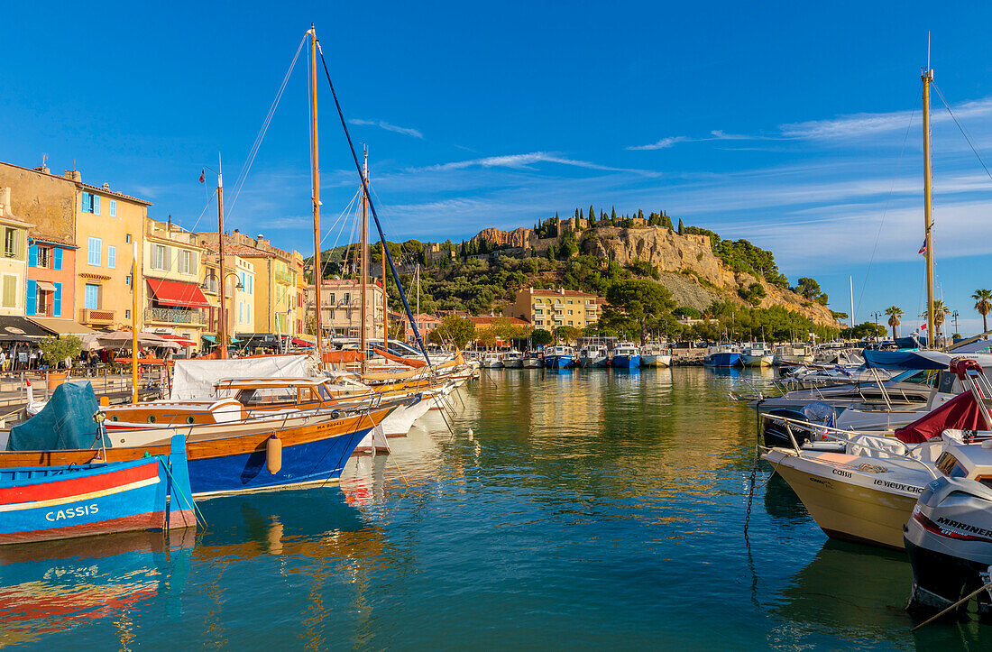 Der Hafen von Cassis, Cassis, Bouches du Rhone, Provence-Alpes-Côte d'Azur, Frankreich, Westeuropa