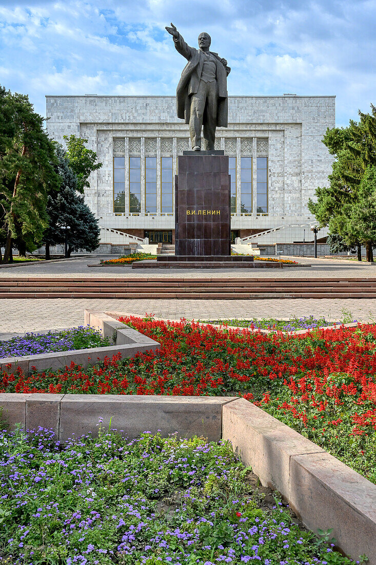 Wladimir-Lenin-Statue hinter dem Staatlichen Historischen Museum, Bischkek, Kirgisistan, Zentralasien, Asien