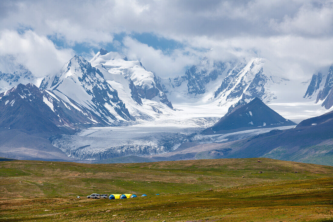 Lager am Fuße des Kizil-Asker-Gletschers, Kakshaal Too im Tian Shan-Gebirge nahe der chinesischen Grenze, Region Naryn, Kirgisistan, Zentralasien, Asien