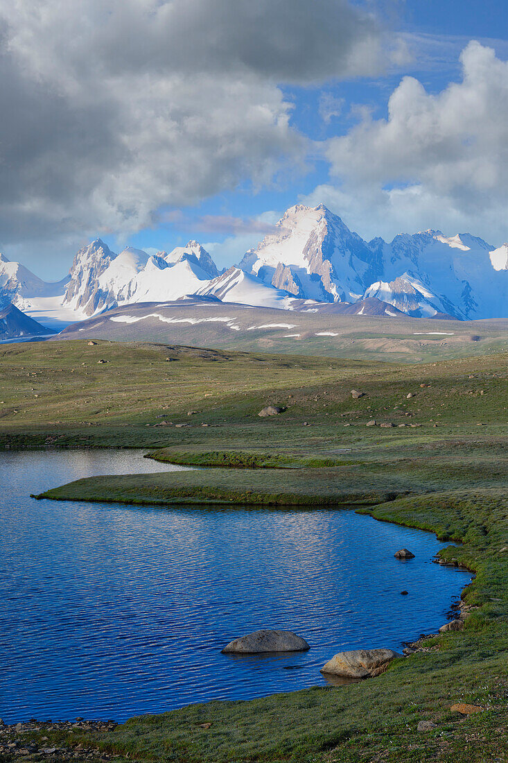 Alpiner See, Kakshaal Too im Tian-Shan-Gebirge nahe der chinesischen Grenze, Region Naryn, Kirgisistan, Zentralasien, Asien
