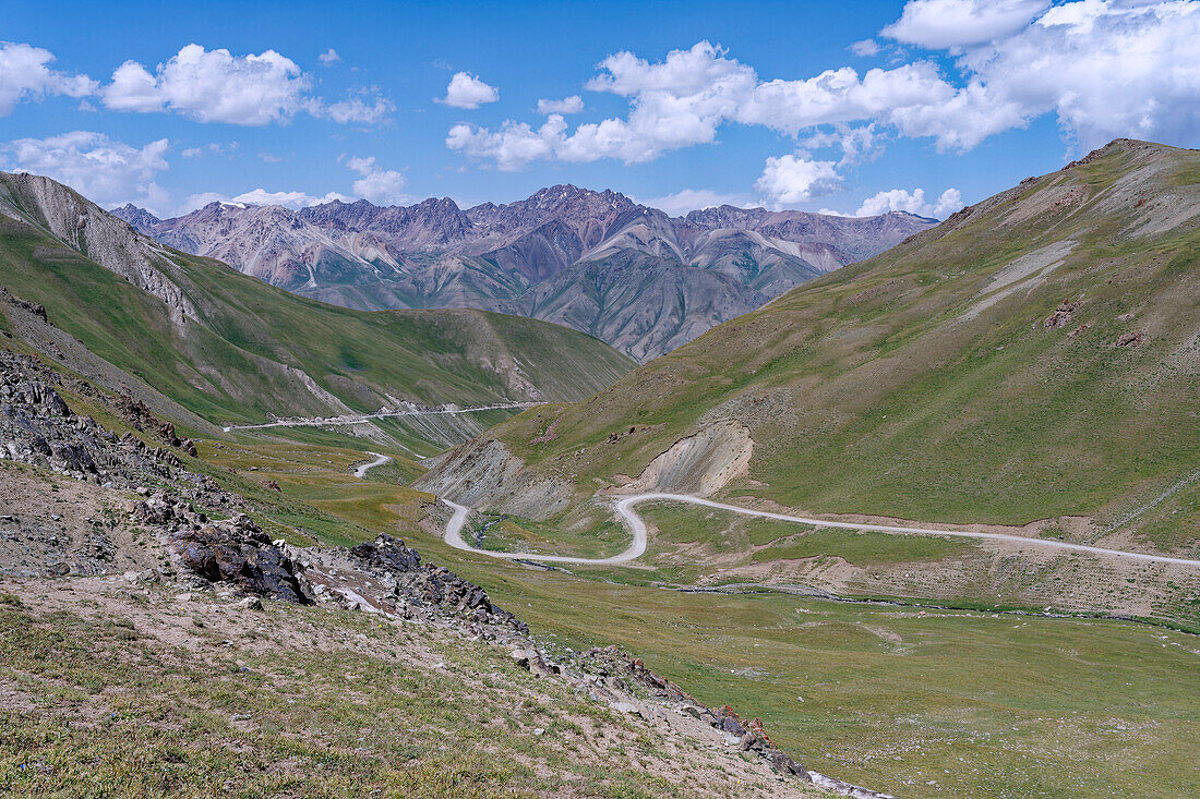 Hochgebirgspass und Berggipfel, Tuluk-Tal, Naryn-Region, Kirgisistan, Zentralasien, Asien