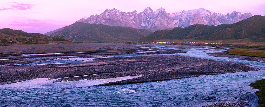 Sonnenaufgang über dem zentralen Tian Shan-Gebirge und Gletscherfluss, Kurumduk-Tal, Provinz Naryn, Kirgisistan, Zentralasien, Asien