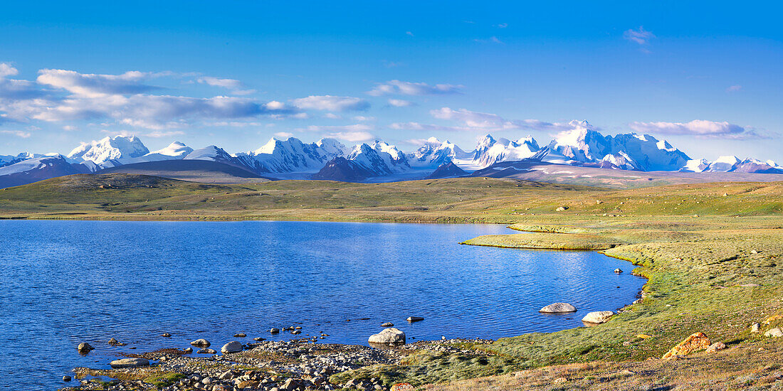 Alpiner See, Kakshaal Too im Tian Shan-Gebirge nahe der chinesischen Grenze, Naryn-Region, Kirgisistan, Zentralasien, Asien