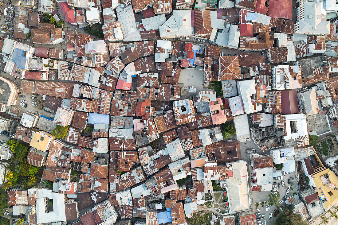 Blick von oben auf historische Gebäude in der Altstadt, Stone Town, Sansibar, Tansania, Ostafrika, Afrika