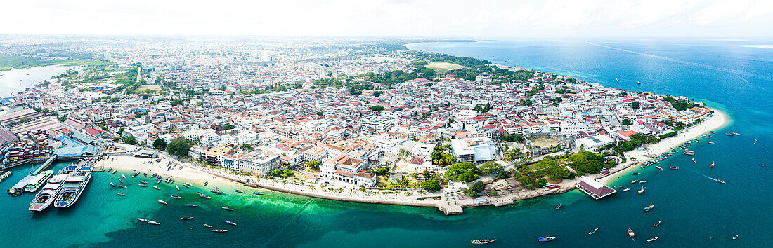 Panoramablick aus der Luft auf Stone Town und das klare Wasser des Indischen Ozeans, Sansibar, Tansania, Ostafrika, Afrika
