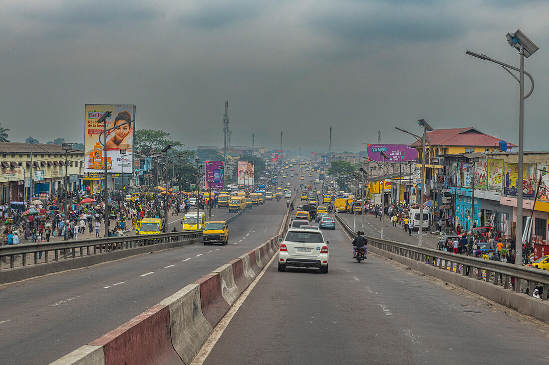 Verkehr in Kinshasa, Demokratische Republik Kongo, Afrika