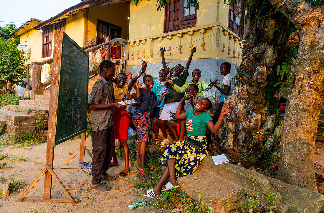 Freundliche Schulmädchen, Mbanza Ngungu, Demokratische Republik Kongo, Afrika