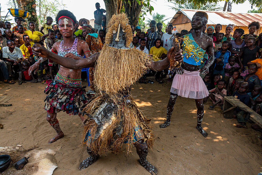 Yaka-Stamm bei einem rituellen Tanz, Mbandane, Demokratische Republik Kongo, Afrika