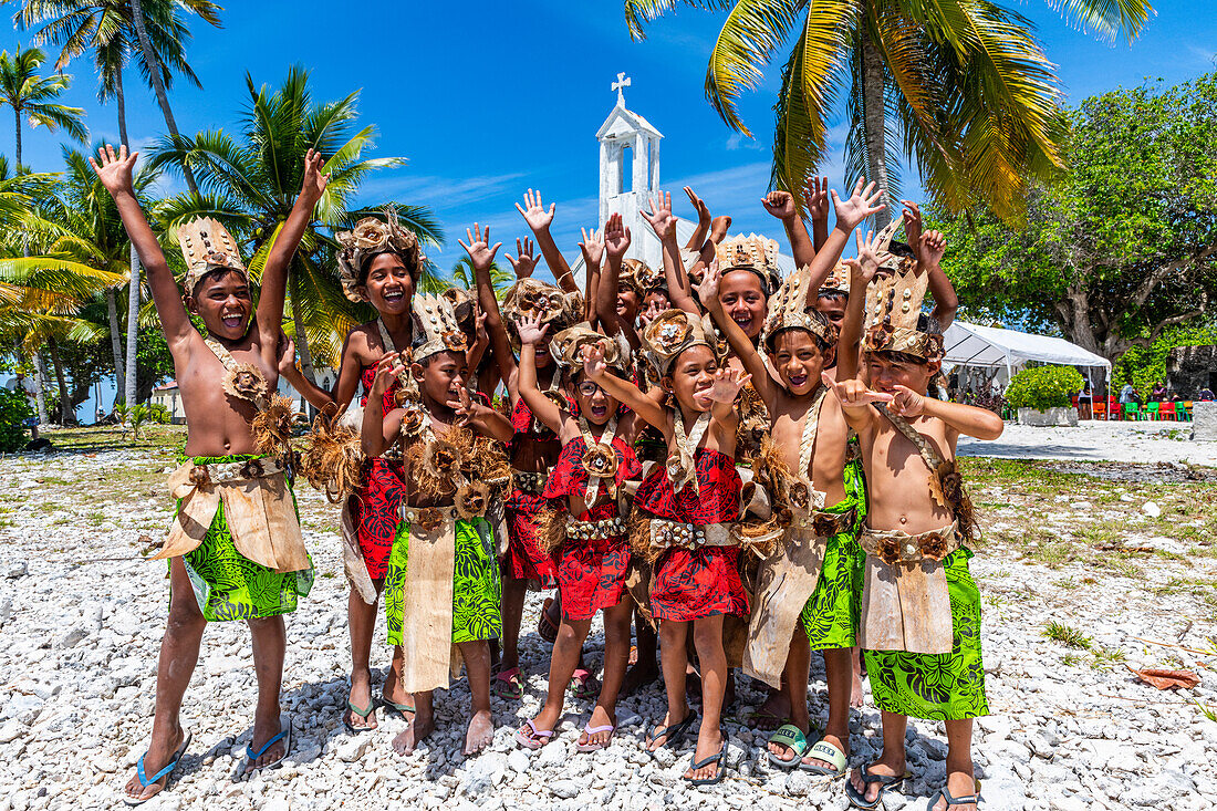 Junge Burschen in traditioneller Kleidung, Amaru, Tuamotu-Inseln, Französisch-Polynesien, Südpazifik, Pazifik