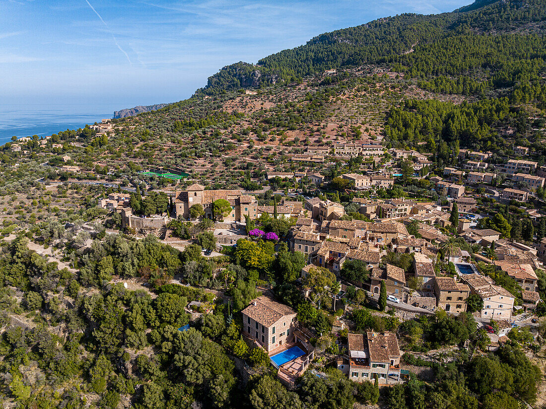 Luftaufnahme des Bergdorfs Deia, Serra de Tramuntana, UNESCO-Welterbe, Mallorca, Balearen, Spanien, Mittelmeer, Europa
