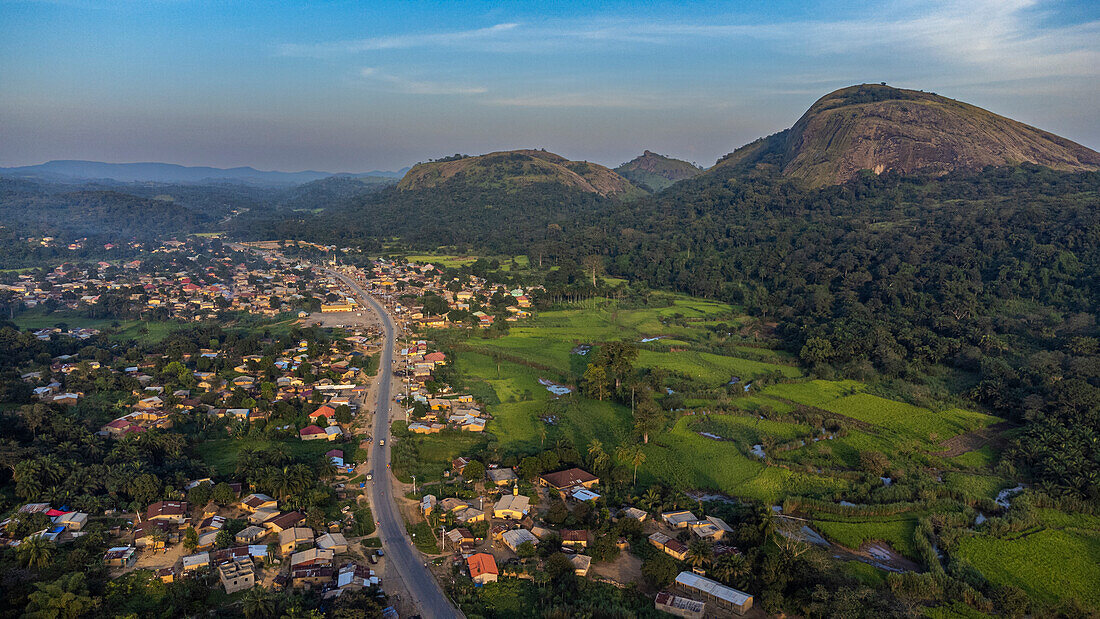 Luftaufnahme der Granitberge in Zentral-Guinea, Westafrika, Afrika