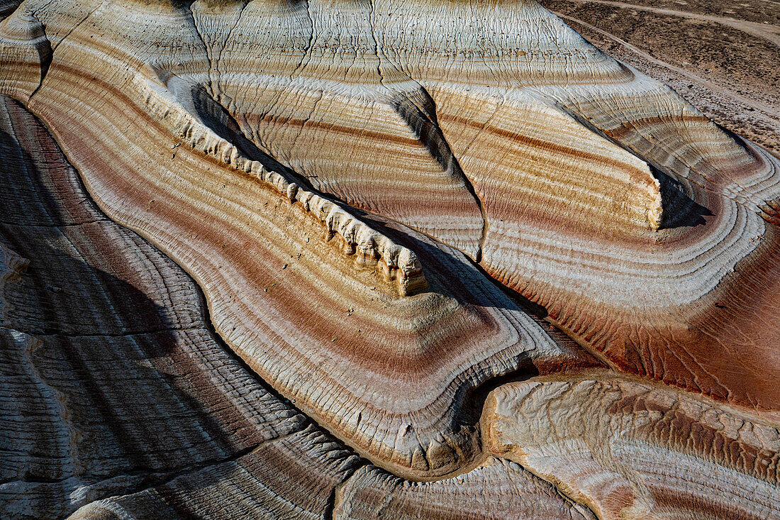 Luftaufnahme von vielfarbigen Sandsteinschichten, Kyzylkup, Mangystau, Kasachstan, Zentralasien, Asien