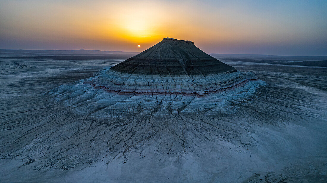 Mehrfarbiger Berg bei Sonnenuntergang, Kyzylkup, Mangystau, Kasachstan, Zentralasien, Asien