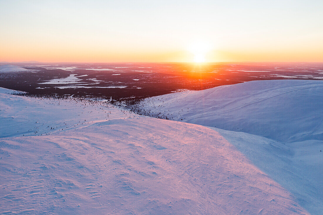 Majestätische, schneebedeckte Berge bei Sonnenuntergang, Pallas-Yllastunturi-Nationalpark, Muonio, Lappland, Finnland, Europa