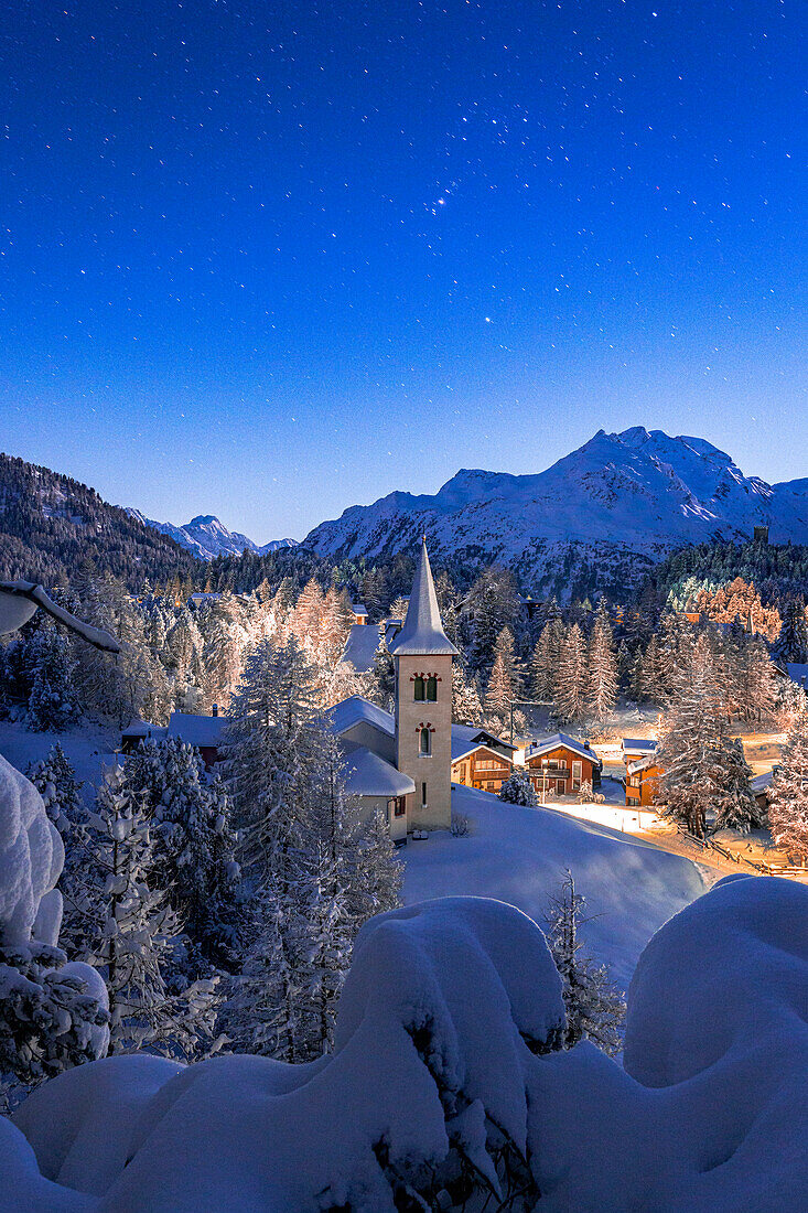 Chiesa Bianca mit Schnee bedeckt unter einem hellen Sternenhimmel zu Weihnachten, Maloja, Bergell, Engadin, Kanton Graubünden, Schweiz, Europa