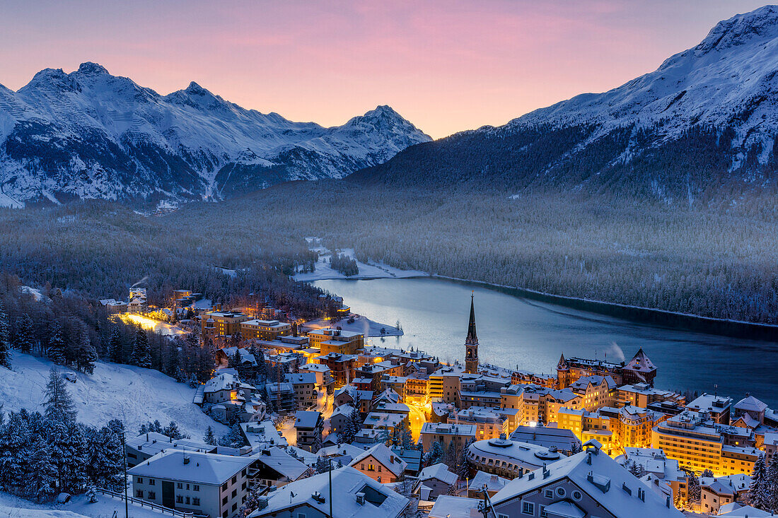 Blick von oben auf das verschneite St. Moritz in der Winterdämmerung, Engadin, Kanton Graubünden, Schweiz, Europa
