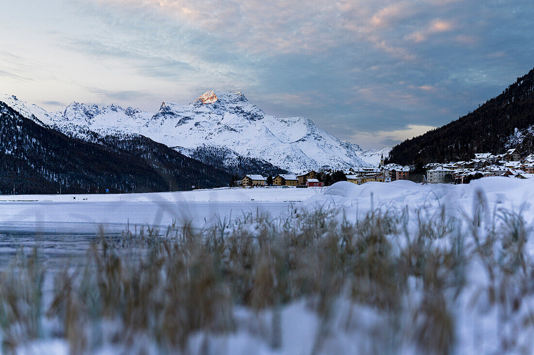 Winterlicher Sonnenaufgang über dem majestätischen, mit Schnee bedeckten Piz Da La Margna, Silvaplana, Engadin, Kanton Graubünden, Schweiz, Europa