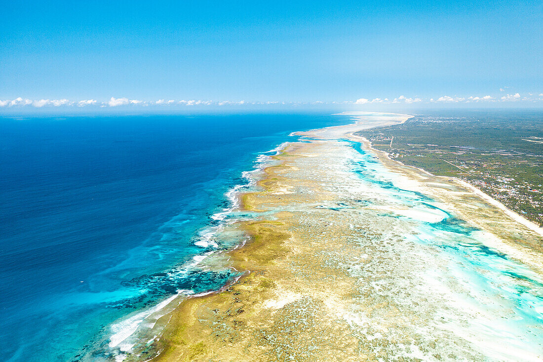 Wellen brechen an Sandbänken in der Nähe einer idyllischen blauen Lagune, Luftaufnahme, Pingwe, Michamvi, Sansibar, Tansania, Ostafrika, Afrika