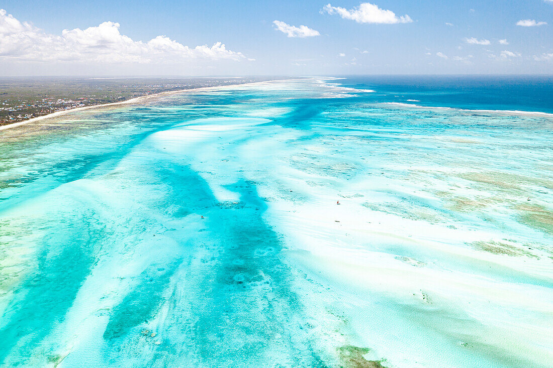 Luftaufnahme des Korallenriffs in der blauen Lagune bei Ebbe Paje, Jambiani, Sansibar, Tansania, Ostafrika, Afrika