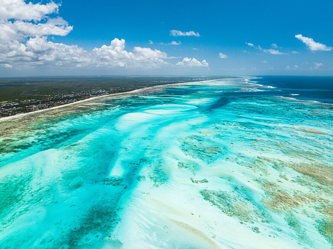 Luftaufnahme von weißem Korallensand an einer blauen Lagune bei Ebbe, Paje, Jambiani, Sansibar, Tansania, Ostafrika, Afrika