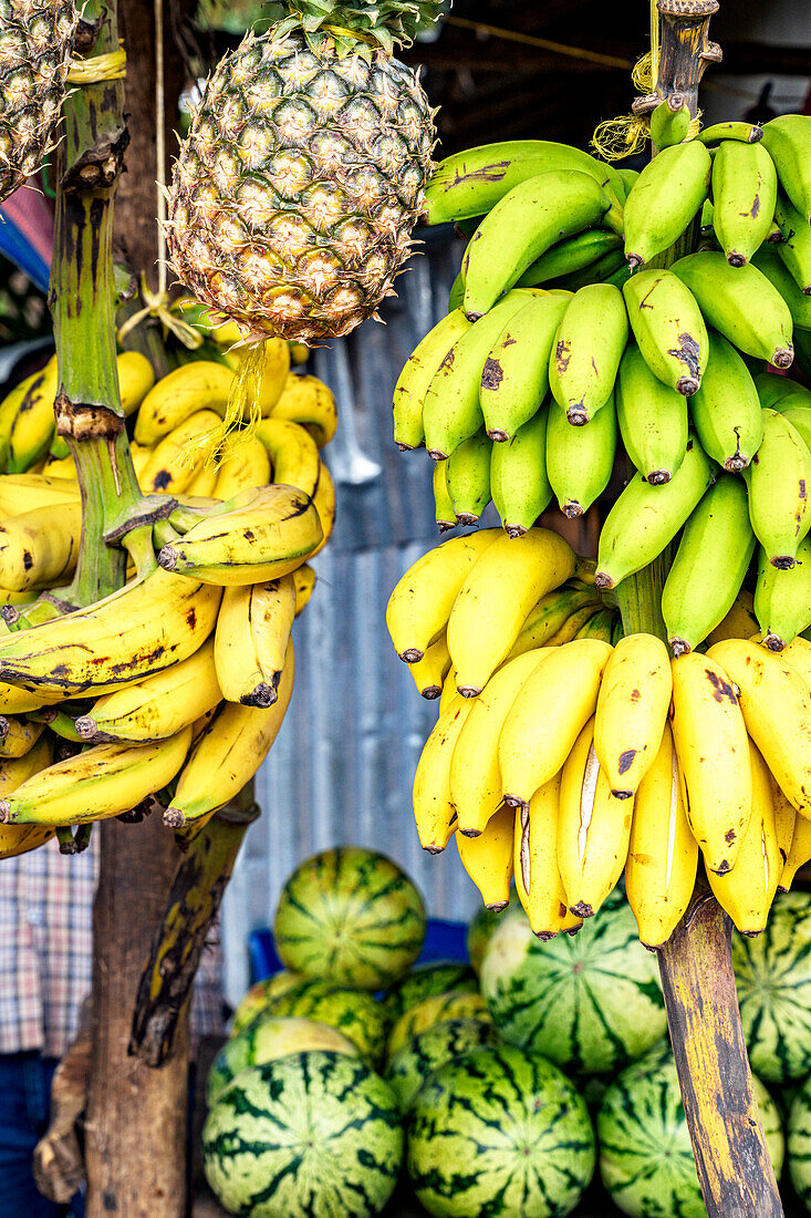 Bananen und Ananas zum Verkauf in einem Obstladen, Sansibar, Tansania, Ostafrika, Afrika