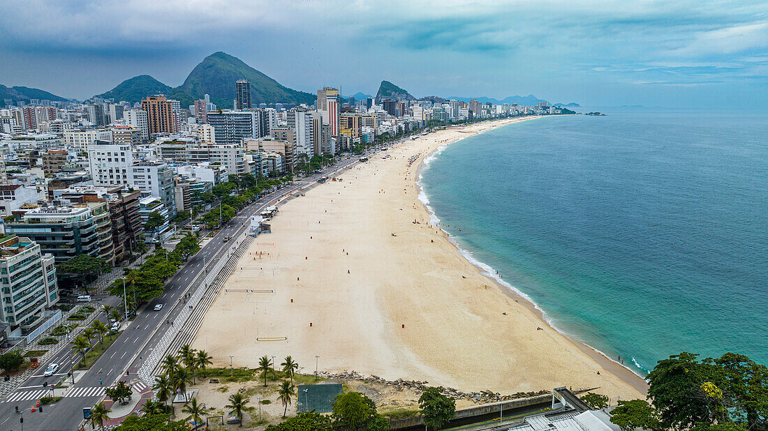 Luftaufnahme des Strandes Leblon, Rio de Janeiro, Brasilien, Südamerika