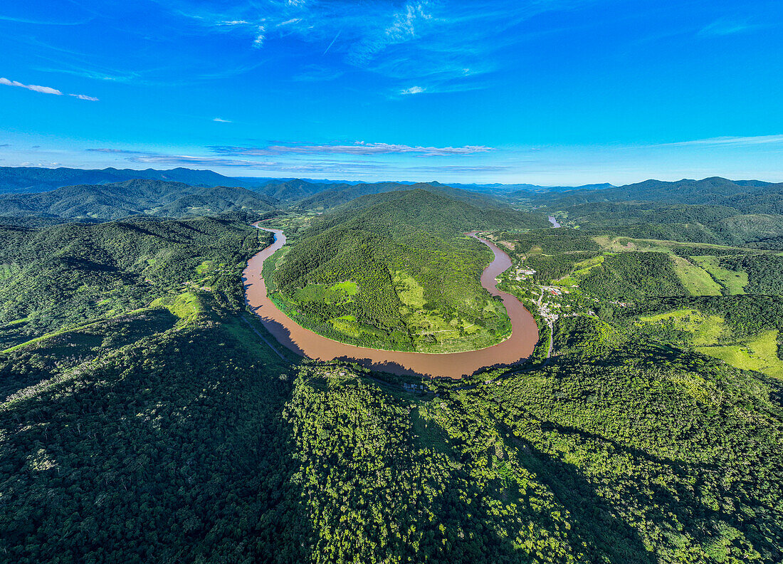 Luftaufnahme des Iguape-Flusses, Atlantikwald-Reservat Süd-Ost, UNESCO-Welterbe, Alto Ribeira Touristic State Park, Bundesstaat Sao Paulo, Brasilien, Südamerika